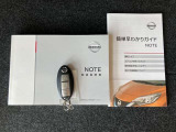 メンテナンスノート、取扱説明書ですね。 車の情報が凝縮されています。 車の整備記録が記載されている大事な物ですよ。