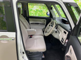 明るい色合いのシートと大きな窓が、運転席まわりに開放感をもたらします。座面や背もたれもゆったりとした印象で、視界を確保しやすく、毎日の乗り降りも快適にお使いいただけます。