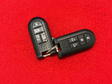 電子カードキーを携帯していれば、リクエストスイッチを押すだけでドアの施錠と解除が行えます。しかも盗難防止に役立つイモビライザー機能付きです。