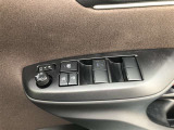 電動格納式ドアミラー付き。 狭い駐車場へ停めた時に、ボタン1つで左右のミラーをたたむ事ができます。