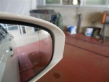 隣車線を走る車両をレーダーで検知し、ドアミラーでは確認しにくい後側方エリアに存在する車両に加え、急接近してくる車両も検知します。車両を検知するとドアミラーに搭載されたLEDインジケーターが点灯します。