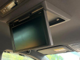 【フリップダウンモニター】大画面モニターで後席でもエンタメをお楽しみいただけます。小さなお子様にも大人気の装備です♪
