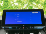 ラジオやテレビ、交通情報などを選べる画面を備え、必要な情報にアクセスしやすい構成です。項目が見やすく整理されており、日々の利用にも便利にお使いいただけます。