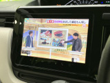 停車中に楽しめるTV機能。ニュースや番組をチェックして、時間つぶしに最適です。快適な待ち時間を過ごせる便利な機能です。