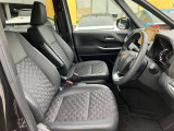 高いホールド性で運転姿勢が安定します。長距離ドライブでも疲れにくいのが魅力です。快適なドライビングライフをお送りください♪