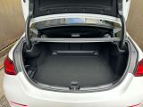 大容量トランクスペース。分割可倒式セカンドシートを使用すれば更に広大なスペースが実現します。