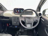 運転席まわりです。 各操作スイッチは使いやすい位置に配置されてます。