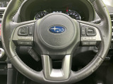 手元に複数のスイッチを備え、運転姿勢を保ちながら各種操作にアクセスしやすい構成です。メーターの視認性を妨げにくい形状で、日常の運転を快適にサポートします。