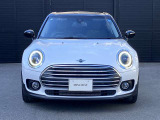 MINIのフロントグリルのデザインはイギリスで生まれた当初から、シルバーのサイドバーが折り重なった伝統的なデザインで御座います。その伝統はBMWのお車になってからでも少しずつ形を変えて守られております