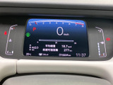 速度やシフト位置、燃料残量などの情報がまとまって表示され、運転中にも確認しやすいレイアウトです。航続可能距離や時刻も把握でき、毎日の運転を支える見やすいメーターです。