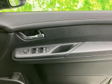 ドアまわりには窓の開閉やミラー調整に関するスイッチを集約し、運転席から手が届きやすい配置です。各ボタンの表示を見ながら操作でき、窓やミラーの調整を日常の乗り降りや運転時に便利に行えます。