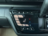 タブレット端末のようなタッチパネル式のオートエアコン採用。凹凸のない滑らかな表面で操作感を高めています。