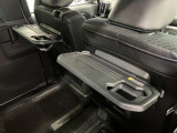 【格納式シートバックテーブル(運転席/助手席)】 物が落ちにくいふち高テーブルはタブレットが立てかけられ、お子さま用のマグカップや500mlの紙パックが入るカップホルダーも備えています。