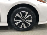 樹脂フルキャップ付き15インチ純正アルミホイール(195/65R15)装着です。