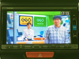 テレビ番組を楽しめる画面を備えており、停車中の待ち時間などに映像を視聴できます。画面に時刻も表示され、見やすい大きさで内容を確認しやすいのもポイント。休憩時のひとときに便利です。