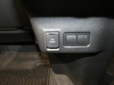 【12V電源】足元にはアクセサリーソケットを備えています。対応機器を使用すれば様々な用途に活用でき、車内での過ごし方が充実します。