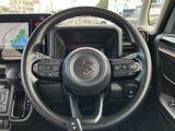 握りやすい形状で、左右のスポークには複数のスイッチを配置。手元で各種機能を扱えるため、視線の移動を抑えながら必要な操作を行いやすく、日常の運転を支えます。
