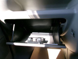 車検証ブックや小物などが収納できるスペースがあります。