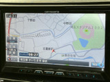 地図上に道路や周辺施設が表示され、現在地周辺の位置関係を確認しやすい画面です。縮尺表示もあり、見慣れない場所への移動時に、ルートや目的地を把握するのに役立ちます。