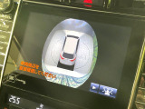 【マルチテレインモニター】車のフロントやサイドのカメラ画像を同時にモニター表示することで、悪路や狭い道を走行時でも周囲の状況確認ができ安心!本格SUVにうれしい装備です♪