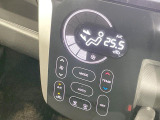 【オートエアコン】一度お好みの温度に設定すれば、車内の温度を検知し風量や温度を自動で調整。暑い&hellip;寒い&hellip;と何度もスイッチ操作をする必要はありません。快適な車内空間には必須の機能ですね♪