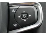 ステアリング右のスイッチは、ナビゲーションやオーディオ、電話などの機能をコントロールできます。音声でのコントロールにも対応しています。