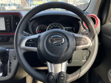 握りやすい形状で、操作性を高めています。運転中の疲れを軽減し、快適なドライビングをサポートします。ハンドルの質感も良好です。