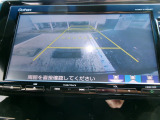 シフトレバーをリバース(バック)に入れるとナビ画面に自動でリアビューが映し出されます。運転が苦手な方、狭い車庫入れ等をサポートさせていただきます☆