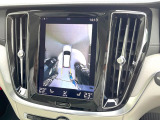 【360&deg;ビューカメラ】4台の高解像度カメラで360度の鳥瞰図を表示。隣の車や壁、死角にある障害物などを画面で確認できるため、狭いスペースでの駐車・出入りも安心です。