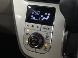 【オートエアコン】一度お好みの温度に設定すれば、車内の温度を検知し風量や温度を自動で調整。暑い&hellip;寒い&hellip;と何度もスイッチ操作をする必要はありません。快適な車内空間には必須の機能ですね♪