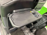 飲み物や食べ物を気軽に置ける格納式シートバックテーブルを、運転席と助手席の背もたれにご用意。車内の休憩も快適です!