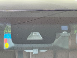 【トヨタセーフティセンス】走行中に前方の車両等を認識し、衝突しそうな時は警報とブレーキで衝突回避と被害軽減をアシスト。より安全にドライブをお楽しみいただけます。