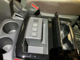 運転席と助手席のあいだにドリンクホルダー兼物入があります!