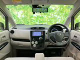 前席まわりは明るい色合いでまとめられ、運転席から前方を見渡しやすい開放的な空間です。シートや操作部が手の届く範囲にまとまり、毎日の移動も快適に過ごせる室内です。