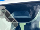 【ホンダセンシング】走行中に前方の車両等を認識し、衝突しそうな時は警報とブレーキで衝突回避と被害軽減をアシスト。より安全にドライブをお楽しみいただけます。