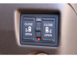 後席ドアは便利な両側電動スライドドア。開閉はドアハンドルを少し引くか、運転席にあるスイッチを押すだけで自動開閉します。