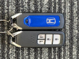【スマートキー】持っているだけでエンジン始動や、ドアロックの開閉まで出来ちゃう賢く便利なスマートキーを装備!イモビライザーでセキュリティー対策もOK!