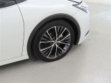 装着タイヤサイズは、195/50R19です。純正アルミホイールを装着しております。