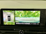車両周囲を上から見た映像と後方の映像を画面で確認できます。駐車時などに周囲の様子を把握しやすく、目視と合わせた安全確認に役立ちます。