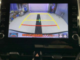 ディスプレイに後方の視界を表示し、車庫入れをサポート「距離目安線」「車幅延長線」およびステアリング操作に連動する「予想進路線」を画面に表示します。※必ず車両周辺の安全を直接確認してください。