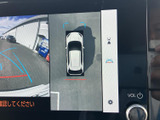 後方の映像に加え、車両を上から見たような周辺表示も確認できます。駐車位置や周囲の様子を把握しやすく、バックでの車庫入れをサポートしてくれます。