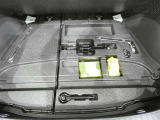 スペアタイヤレス車です。応急セットを搭載しております。