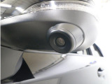 助手席側で見えにくい左前方の映像を、車内のマルチファンクションディスプレイに映し出します。前方への駐車や左寄せ、狭い道でのすれ違いなど、さまざまなシーンで安心して運転できる便利な機能です。