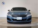 【BMWの伝統-1】BMWの特徴的な&ldquo;キドニーグリル&rdquo;は、80年以上続く伝統の形でございます。変わらないこだわりのデザインが、プレミアムブランド&ldquo;BMW&rdquo;を創り出します。