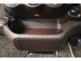 運転席と助手席の間にセンターロアボックスがあります!
