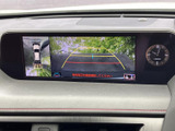 後方の映像に加え、車両周囲を上から見た表示や目安線も確認でき、駐車時の周囲確認をサポートします。車庫入れや狭い場所での切り返しなど、日常の駐車に役立つ装備です。