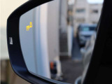 ブラインドスポットモニター装備。車線変更時の安全確認をサポートします。