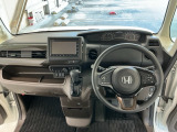 【前方視界】開放的な前方視界!運転がしやすく疲れにくいです♪窓が大きく、見通しがとっても良いおクルマですよ♪