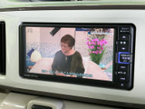 停車中にテレビ番組を視聴でき、休憩時間などに車内で過ごすひとときを楽しめます。画面上で番組の映像や字幕を確認でき、待ち時間をくつろいで過ごしたい方にも便利です。