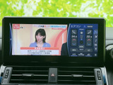 映像表示と空調の設定を同じ画面で確認でき、運転中も必要な情報をまとめて把握しやすい構成です。温度表示や各種アイコンが並び、日常の操作にも便利です。